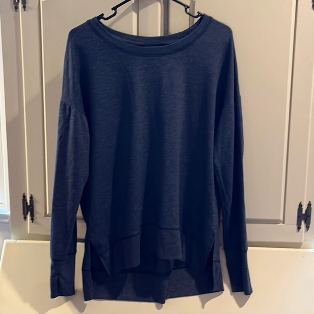Size M lightweight sweatshirt. Worn several times. Listing #5034